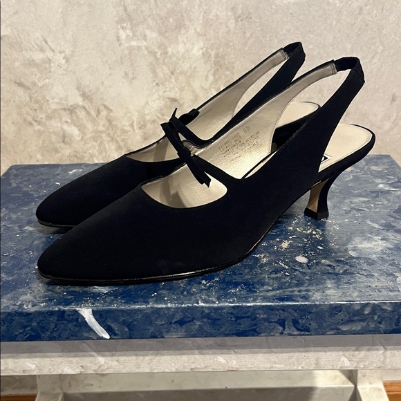 Elegant Black Slingback Heels - Picture 5 of 8